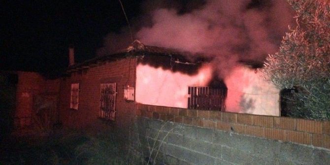 Ahşap Bina Kül Oldu