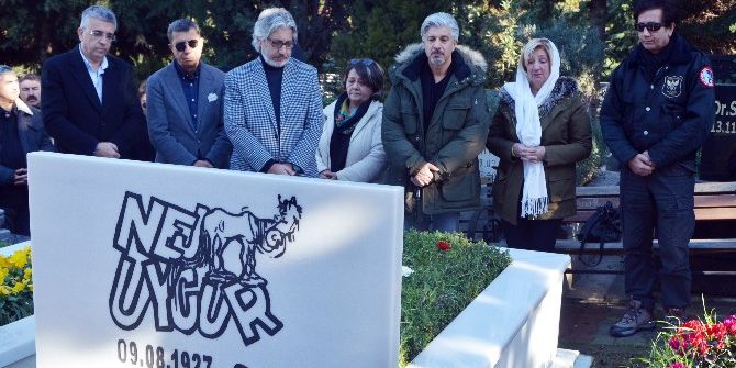 (Özel Haber )Ünlü Tiyatrocu Nejat Uygur Mezarı Başında Anıldı
