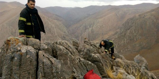 Sarp Kayalıklarda Mahsur Kalan Keçileri İtfaiye Kurtardı