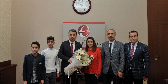 Vali Çelik’e Dünya Çocuk Hakları Günü’nde Öğrencilerden Ziyaret