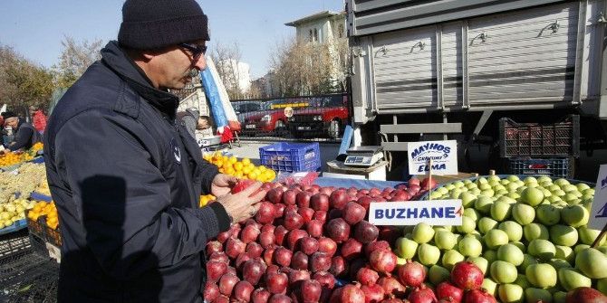 Zabıta Ekiplerinden Pazarlarda Donmuş Sebze Meyve Kontrolü