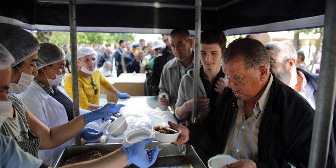 Büyükşehir, 15 Temmuz Şehitleri İçin Helva Dağıttı