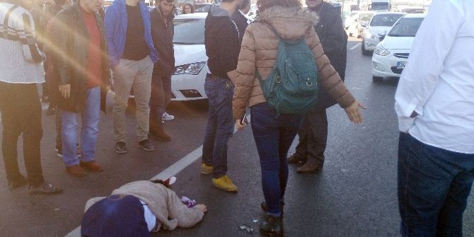 Üst Geçit Yerine Otoyolu Kullanan Kadına Araba Çarptı