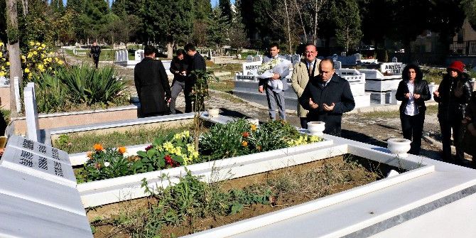 Öldürülen Doktor Kabri Başında Dualarla Anıldı
