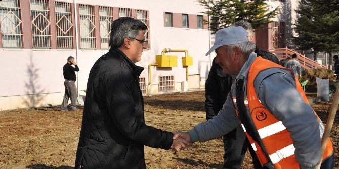 Bozüyük Belediyesi’nden Fen Lisesi’nin Bahçesine Çim Ekimi