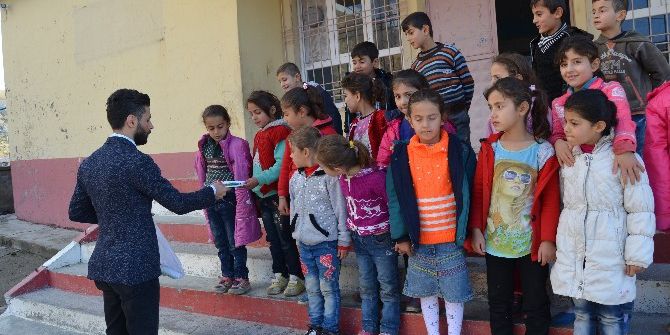 Genç Esnaftan Öğrencilere Kırtasiye Yardımı