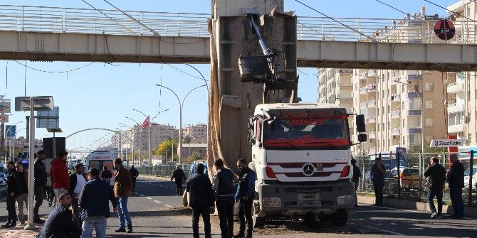 Damperi Açılan Kamyon Üst Geçide Çarptı: 3 Yaralı