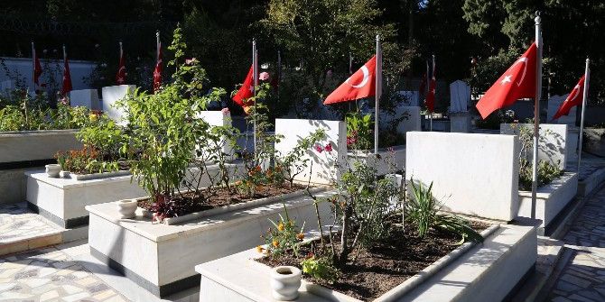 Hatay Şehitliği’ndeki Bayraklar Değiştirildi