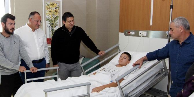 Antalyaspor’dan Ayağı Kırılan U16 Oyuncusu Burak Ünlü’ye Ziyaret