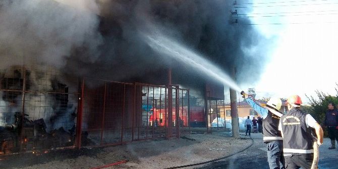 Erdemli’de Depo Yangını Maddi Hasara Yol Açtı