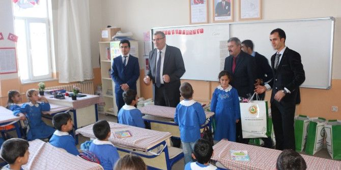 Ağrı’da İhtiyaç Sahibi Öğrencileri Giyim Yardımı