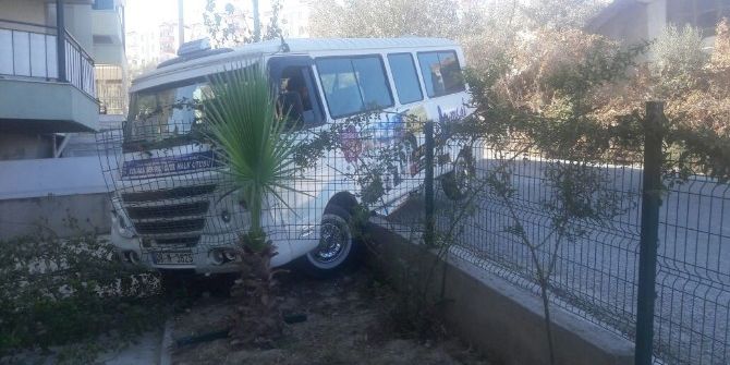 Kuşadası’nda Şehiriçi Halk Minibüsü Siteye Girdi