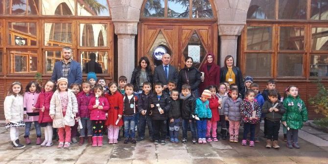 Minik Kitap Kurtları Kütüphanede