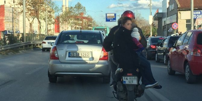 Kendi Kask Taktı Arkadaki Eşi Ve Çocuğunu Hiç Düşünmedi