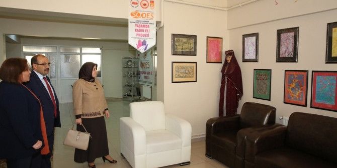 Vali Ustaoğlu Eşiyle Birlikte Bayburtlu Kadınlar Derneği’ni Ziyaret Etti