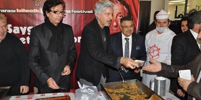 Usta Tiyatrocu Nejat Uygur Anısına Helva Dağıtıldı