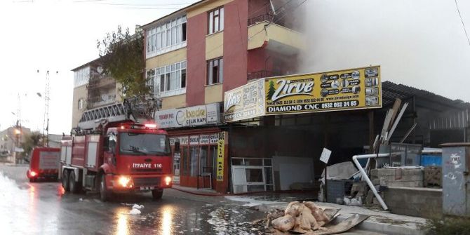 Açılışını Yapacakları İş Yeri Çıkan Yangında Kül Oldu