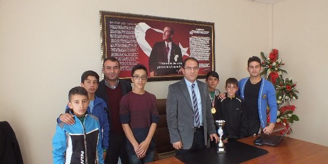Malazgirt Alparslan Ortaokulu Öğrencilerin Atletizm Başarı