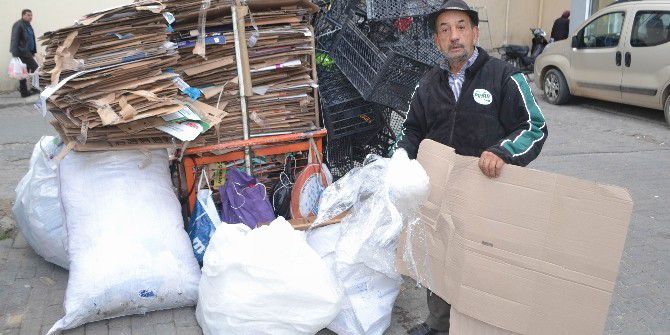 Yaz Kış Demeden Geri Dönüşüm Malzemesi Toplamak İçin Günde 10 Km Yürüyor