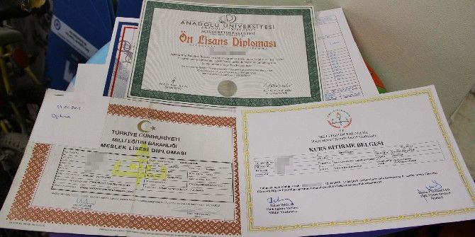 Diplomaları Bile Tramvayda Unuttular