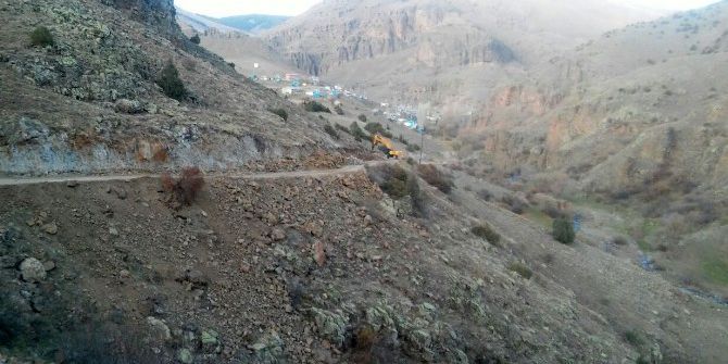 Büyükşehir Dağ-taş Demeden Yol Yapıyor