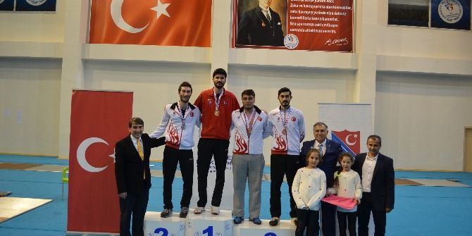 Eskrimin Şampiyonları Madalyalarını Aldı