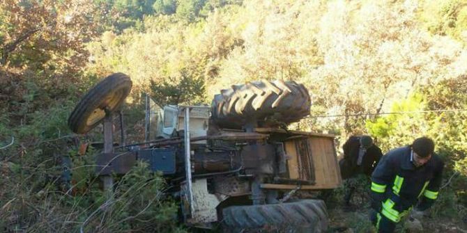 Traktör Şarampole Devrildi: 1 Ölü, 1 Yaralı