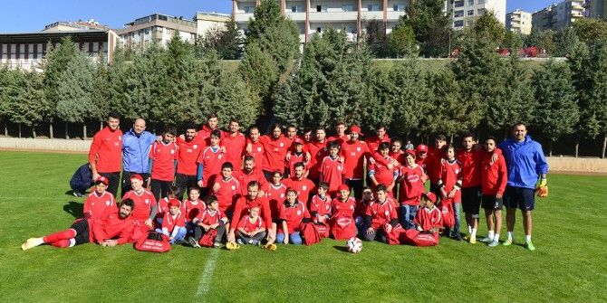 “Gülümseyen Gözler” Pendikspor’la Karşılaştı