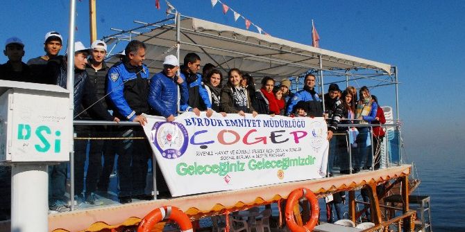 Koruma Altındaki Çocuklara Tekne Turu