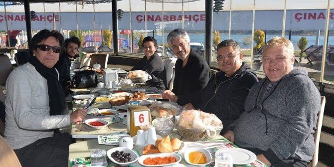 Başkan Yağcı’dan Süheyl Ve Behzat Uygur Kardeşlere Muhteşem Manzara Eşliğinde Sabah Kahvaltısı