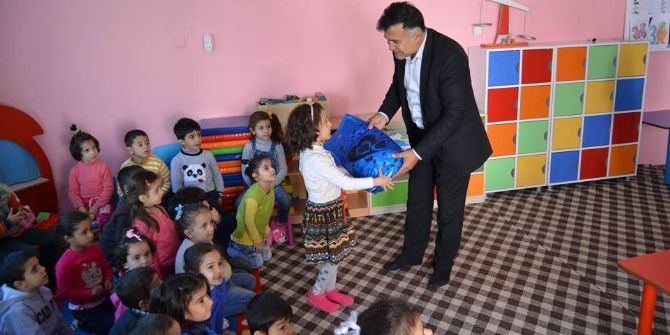 Türk Kızılay Derneği Öğrencilere Oyuncak Dağıttı