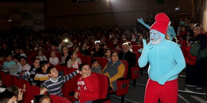 Çocuklar ’Şirinler’ İle Güldü