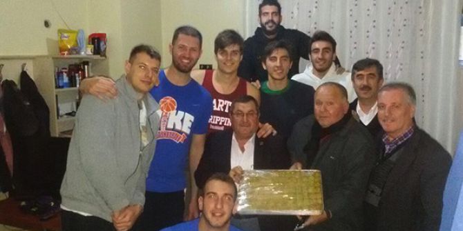 Muhtarlardan Basketbol Takımı Oyuncularına Baklavalı Destek