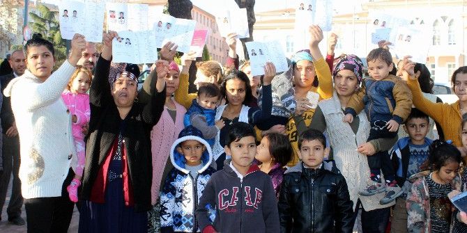 Çocuklarını Ve Evlilik Cüzdanlarını Alıp Sokağa Döküldüler