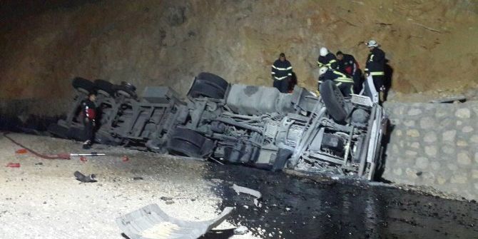Malatya’da Zift Yüklü Kamyon Devrildi: 1 Ölü