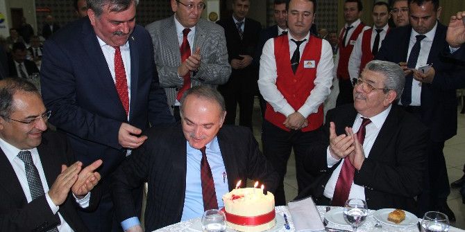 Bakan Faruk Özlü’ye Doğum Günü Sürprizi
