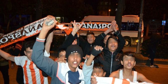 Polis Müdahalesinden Kurtulmak İsteyen Saldırgan Taraftarlardan ’Şehitler Ölmez’ Sloganı