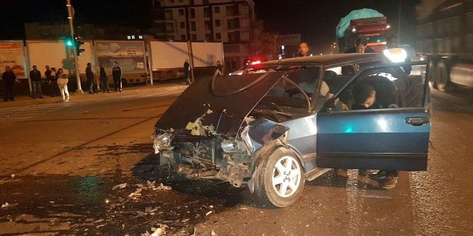 Düğüne Ve Cenazeye Giden Araçlar Çarpıştı: 5 Yaralı