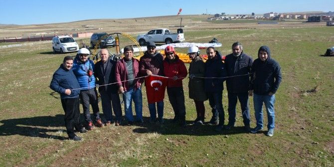 İranlılar Tatvan’da Motorlu Yamaç Paraşütü Yaptı
