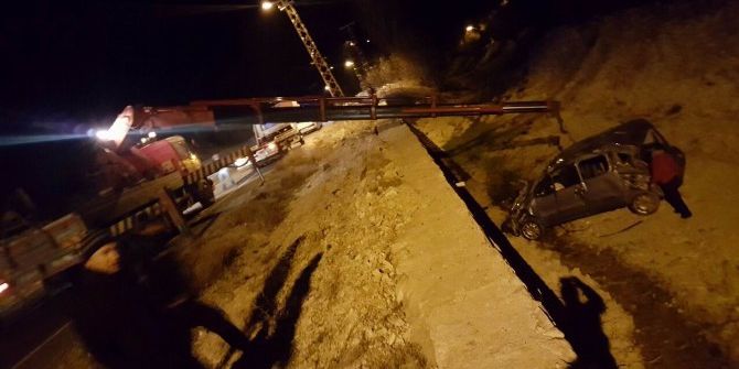 Otomobil Dereye Uçtu: 1 Ölü, 2 Yaralı