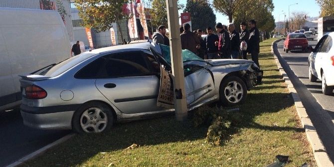 Otomobil İle Kamyonet Çarpıştı: 1 Yaralı