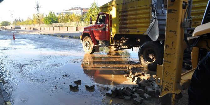 İslahiye’de Su Borusu Patladı Yollar Nehre Döndü
