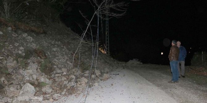 13 Köyün Grup Yolu Heyelan Sebebiyle Ulaşıma Kapandı