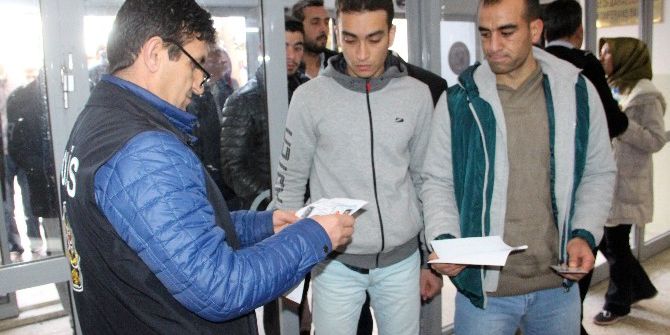 Adaylar İçeride, Anne Ve Babalar Dışarıda Ter Döktü