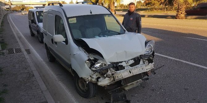 Kamyonet Minibüse Arkadan Çarptı: 1 Yaralı