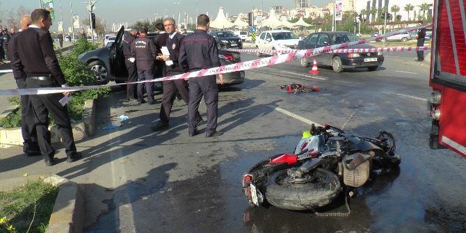 Motosiklet, Hatalı Dönüş Yapan Otomobile Çarptı: 1 Ölü, 3 Yaralı