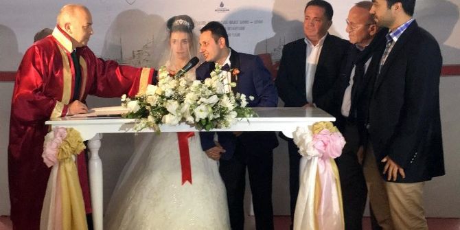 Metro İstasyonunda Evlendiler