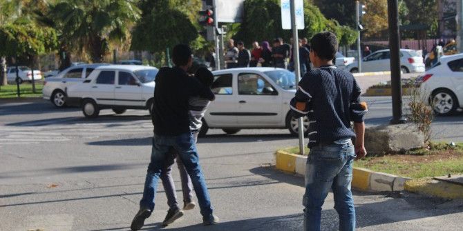 Yaşı Küçük Çocuklar Sokak Ortasında Tekme Tokat Kavga Etti