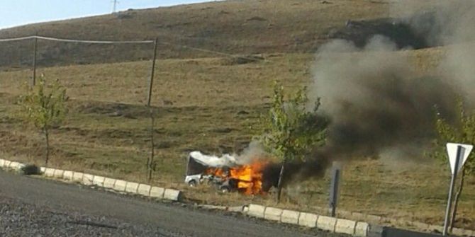 Diyarbakır’da Seyir Halindeki Otomobil Yandı