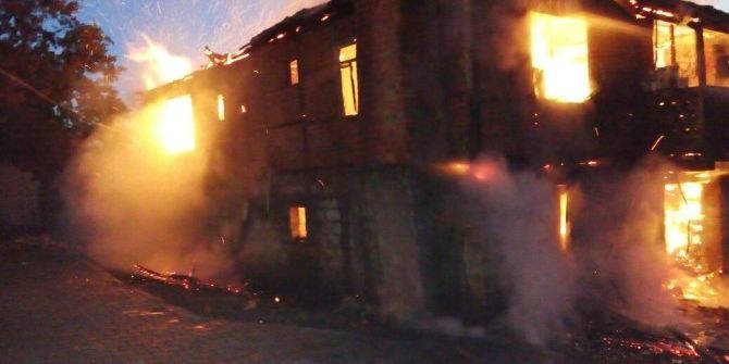 Çiftçi Ailenin Evi Ve Mahsulleri Yanarak Kül Oldu